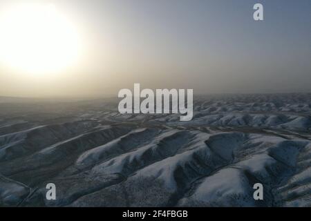 (210321) -- SUNAN, 21. März 2021 (Xinhua) -- Luftfoto vom 20. März 2021 zeigt das Gebiet, das vom Tanggaer Wasserschutzprojekt in der Gemeinde Dahe, Yugu Autonomous County of Sunan, nordwestlich der Provinz Gansu, bedeckt ist. GU Zhengli, 59, arbeitet seit 42 Jahren an der Frontlinie des Wasserschutzprojekts Tanggaer in der Gemeinde Dahe, um die Sicherheit des Trinkwassers für die lokale Bevölkerung und Viehzucht zu gewährleisten. Da die jährliche Niederschlagsmenge in der Stadt nur 150 bis 300 Millimeter beträgt, ist das Wasserschutzprojekt Tanggaer buchstäblich die Lebensader für örtliche Hirten. Jeden Morgen, Gu get Stockfoto