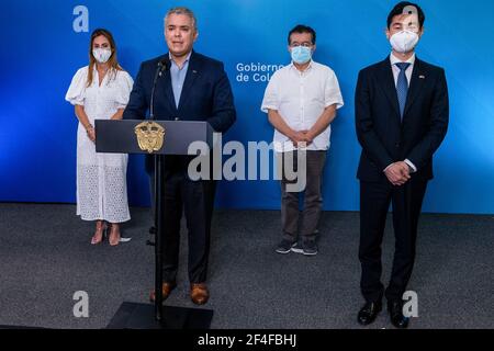 (210321) -- BOGOTA, 21. März 2021 (Xinhua) -- der kolumbianische Präsident Ivan Duque begrüßt auf einer Pressekonferenz eine neue Charge von COVID-19-Impfstoffen des chinesischen Pharmaunternehmens Sinovac in Barranquilla, Kolumbien, 20. März 2021. Eine neue Charge von COVID-19 Impfstoffen der chinesischen Firma Sinovac kam in Bogota am Samstag. (Kolumbianisches Präsidentenamt/Handout über Xinhua) Stockfoto