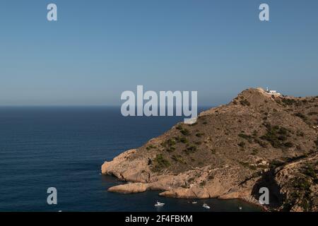 Blick auf den Leuchtturm El Albir in Sierra Helada, Benidorm, Wanderweg, Meerblick Stockfoto