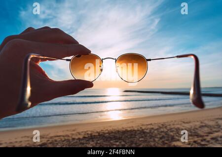 Setzen Sie auf stilvolle Runde polarisierte Sonnenbrille mit braunen Linsen an Sonnenuntergang Stockfoto