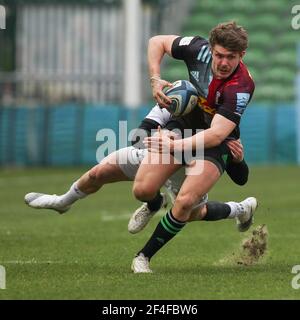 Luke Northmore von Harlequins wird von HENRY TRINDER von Gloucester Rugby während des Gallagher Premiership Rugby-Spiels zwischen Harlequins und Gloucester im Twickenham Stadium, Twickenham, Großbritannien, am 20. März 2021 in Angriff genommen. Foto von Ken Sparks. Nur redaktionelle Verwendung, Lizenz für kommerzielle Nutzung erforderlich. Keine Verwendung bei Wetten, Spielen oder Veröffentlichungen einzelner Vereine/Vereine/Spieler. Stockfoto