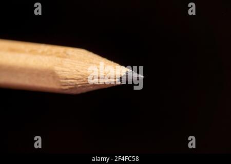 Brauner Bleistift mit Graphit im Fokus Stockfoto