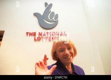 DIANNE THOMPSON, GESCHÄFTSFÜHRERIN VON CAMELOT, DEZEMBER 2000IN DAS FOYER IHRES BÜROS, NACHDEM SIE GEHÖRT HATTE, DASS CAMELOT AUSGEWÄHLT WURDE, DIE NATIONALE LOTTERIE WEITER ZU FÜHREN. 19.12,00 PIC:JOHN VOOS Stockfoto