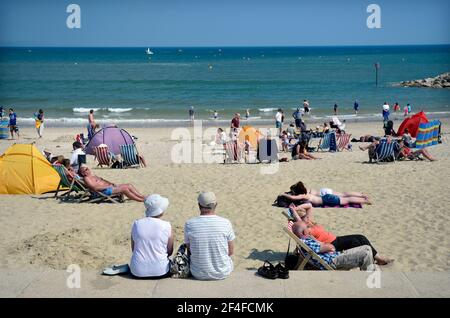 Urlauber am Strand lyme regis dorset england Stockfoto