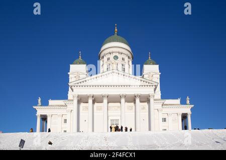 Helsinki, Finnland - 19. Januar 2019: Kathedrale von Helsinki mit blauem Himmel im Hintergrund Stockfoto