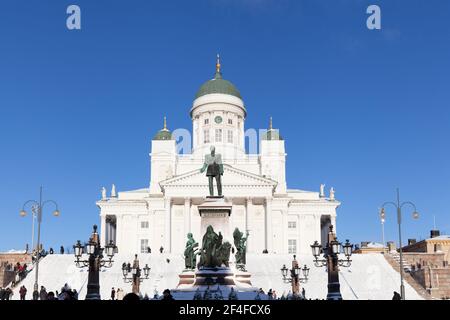 Helsinki, Finnland - 19. Januar 2019: Kathedrale von Helsinki mit blauem Himmel im Hintergrund Stockfoto