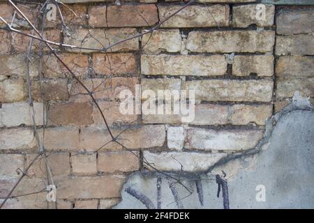 Alte beschädigte braune Ziegelsteine Wandmuster, Wandstruktur, außen, Gebäude außen, Mauerwerk Stockfoto