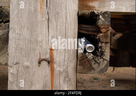 Verfallende Holzbalken am Ende eines Piers in norfolk england, wo die Salzseeluft und das Wasser alle großen Muttern und Bolzen erodiert und verrostet haben. Stockfoto