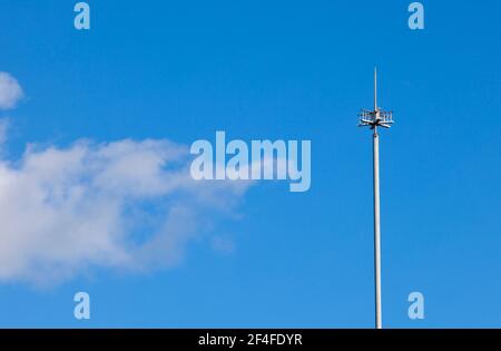 PDC-Lichtstange mit früher Streamer-Emission. Blauer Himmel mit schließender Wolke Hintergrund Stockfoto