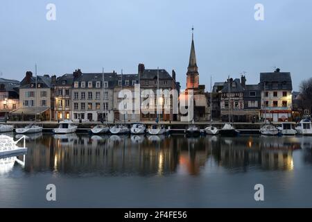 Alter Hafen in Honfleur, Frankreich. Blick auf den malerischen Hafen von Honfleur, Yachten und alte Häuser spiegeln sich im Wasser wider. Frankreich, Normandie, Europa. Stockfoto