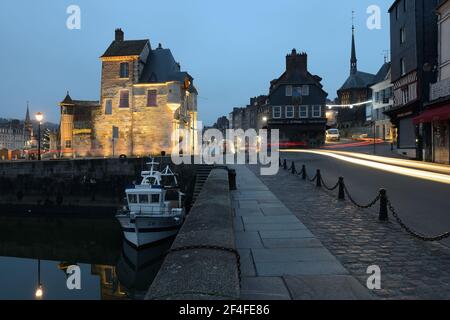 Blick auf den malerischen Hafen von Honfleur, Yachten und alte Häuser spiegeln sich im Wasser. Frankreich, Normandie, Europa. Stockfoto