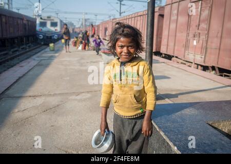 Varanasi Indien. 11-02-2018. Porträt eines jungen Mädchens nach dem Abwaschen am Bahnhof Varanasi. Stockfoto