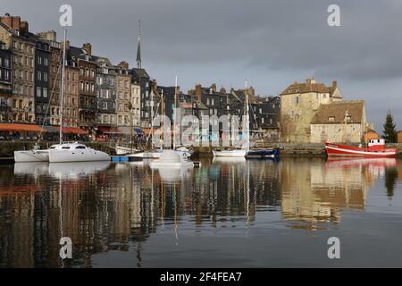 Blick auf den malerischen Hafen von Honfleur, Yachten und alte Häuser spiegeln sich im Wasser. Frankreich, Normandie, Europa. Stockfoto