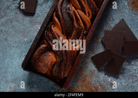 Babka- oder Brioche-Brot. Gefüllt mit Haselnusscreme. Traditionelle jüdische Brot-wie Kuchen mit Schokolade oder Zimt gewirbelt und mit Nuggets von gekrönt Stockfoto