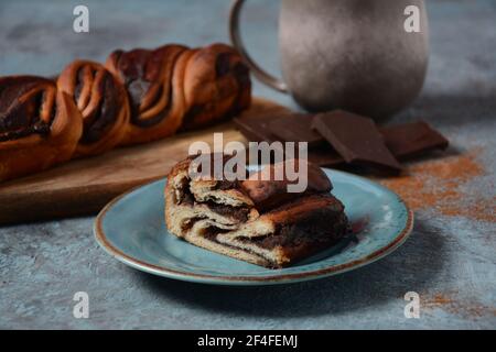 Babka- oder Brioche-Brot. Gefüllt mit Haselnusscreme. Traditionelle jüdische Brot-wie Kuchen mit Schokolade oder Zimt gewirbelt und mit Nuggets von gekrönt Stockfoto