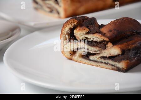Babka- oder Brioche-Brot. Gefüllt mit Haselnusscreme. Traditionelle jüdische Brot-wie Kuchen mit Schokolade oder Zimt gewirbelt und mit Nuggets von gekrönt Stockfoto