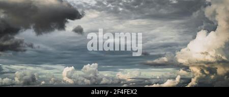 Der Himmel mit dunkelgrauen Wolken vor Sturm und Regen in der Regenzeit. Stockfoto