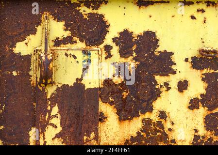 Gelb lackierte rostige Metallplatte, Hintergrundbild, Deutschland Stockfoto