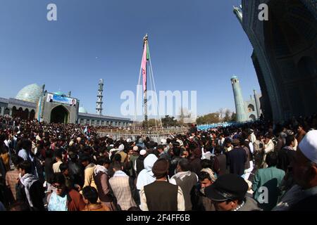 Mazar i Sharif. März 2021, 21st. Die Menschen versammeln sich am Hazrat-e-Ali-Schrein oder der Blauen Moschee, um das jährliche Nowruz-Fest in Mazar-i-Sharif, der Hauptstadt der Provinz Balkh, Afghanistan, am 21. März 2021 zu feiern. Der 21. März ist der erste Tag von Nowruz und der Beginn des Jahres 1400 im persischen Kalender. Kriegsmüde Afghanen beteten für Frieden, wie in vielen Moscheen, beteten Gläubige für ein Ende des Krieges und die Rückkehr zu dauerhaftem Frieden in ihrem vom Krieg zerrissenen Land.ZUM ARTIKEL "Feature: Afghanen feiern Nowruz in Hoffnung auf dauerhaften Frieden" Credit: Kawa Basharat/Xinhua/Alamy Live News Stockfoto