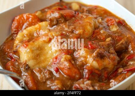 Gulasch-Eintopf – traditionelle, würzige ungarische Küche Stockfoto