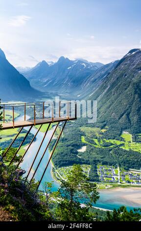 Rampestreken Aussichtsplattform, Romsdalseggen Wanderung, Rauma Fluss, Romsdalfjellene Berge, Andalsnes, Mehr OG Romsdal, Norwegen Stockfoto