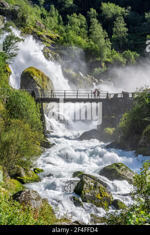 Fluss Briksdalselva, Wanderung zum Briksdalsbreen, Brücke am Wasserfall Kleivafossen, Briksdal, Norwegen Stockfoto