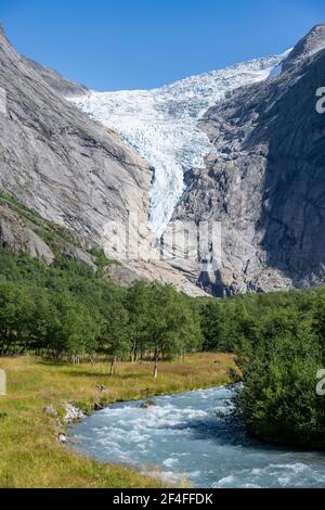 Briksdalselva River, Briksdalsbreen, Briksdal Glacier, Briksdal, Norwegen Stockfoto