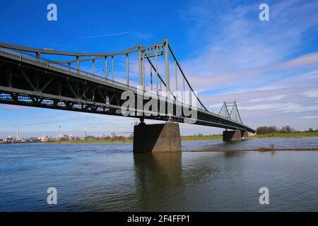 Krefeld (Ürdingen) - März 1. 2021: Blick auf alte Stahlbrücke über den rhein, Industriegebiet im Hintergrund Stockfoto