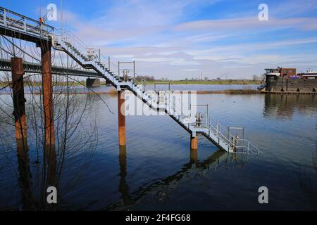 Krefeld (Ürdingen) - März 1. 2021: Blick auf alte Steg-Stahltreppe mit Rhein- und Binnenhafen-Fabrikgebäude im Hintergrund (Schwerpunkt Treppenhaus) Stockfoto