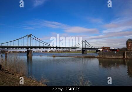 Krefeld (Ürdingen) - März 1. 2021: Blick auf alten Binnenhafen mit Stahlbrücke über den rhein, Industriegebiet im Hintergrund Stockfoto