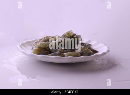 Frische rohe Garnelen zum Kochen isoliert in der hellvioletten Hintergrund Stockfoto