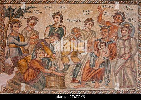 Mosaicn die Szene stellt den Moment dar, in dem Baby Dionysos, im Schoß von Hermes sitzend, an Tropheus, seine Zukunft, übergeben wird Stockfoto