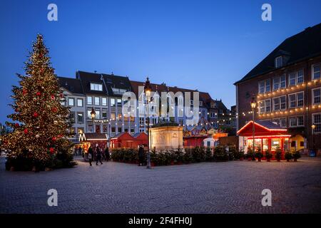 Wehnachtsmarkt in Düsseldorf auf dem Marktplatz, Stockfoto