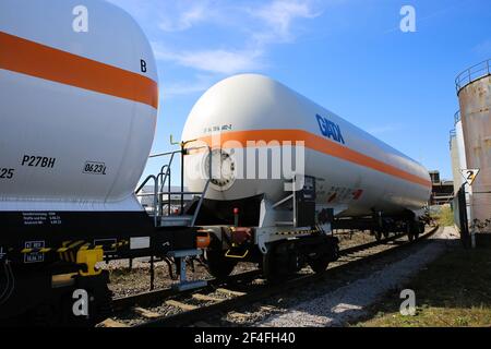 Krefeld (Ürdingen) - März 1. 2021: Blick auf Güterzugwagen für den Gastransport im Industriegebiet gegen blauen Himmel Stockfoto