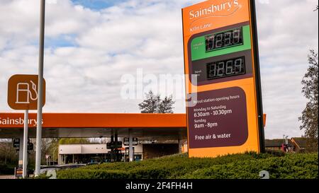 Epsom London UK, March21 2021, Sainsburys Supermarket Tankstelle ohne Leute Stockfoto