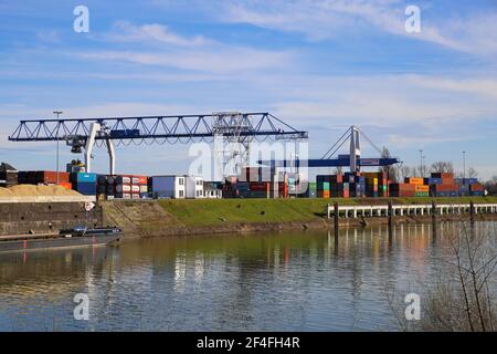 Krefeld (Ürdingen) - März 1. 2021: Blick auf alten Binnenschiffhafen am rhein mit Kran, Wasserschiff und Fabrikgebäude Stockfoto