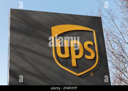 United Parcel Service of America, UPS, Logo am Verwaltungssitz Deutschland, Express-Kurier- und Paketdienst, Neuss, Nord Stockfoto