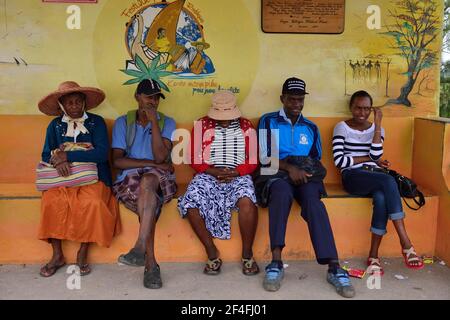 Die Einheimischen warten an der Bushaltestelle, Gravier, Rodrigues, Mauritius Stockfoto