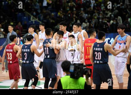 Qingdao, Chinas Provinz Shandong. März 2021, 21st. Spieler beider Seiten grüßen sich vor dem CBA All-Star Game bei der 2020-2021 Chinese Basketball Association (CBA) League in Qingdao, Ostchina, Provinz Shandong, 21. März 2021. Quelle: Li Ziheng/Xinhua/Alamy Live News Stockfoto