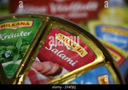 Viersen, Deutschland - März 1. 2021: Nahaufnahme der isolierten Packung milkana Aufstrich Käse Stockfoto