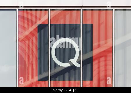 Logo QVC in der deutschen Zentrale, Teleshopping-Kanal, E-Commerce-Unternehmen, Düsseldorf Media Harbour, Düsseldorf, Nordrhein-Westfalen Stockfoto
