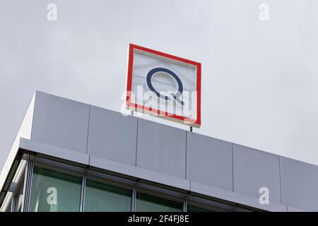 Logo QVC in der deutschen Zentrale, Teleshopping-Kanal, E-Commerce-Unternehmen, Düsseldorf Media Harbour, Düsseldorf, Nordrhein-Westfalen Stockfoto