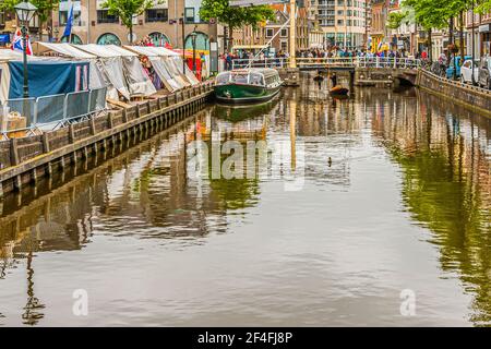 Alkmaar, Niederlande; 18. Mai 2018: Käsemarkt in der Nähe eines Kanals Stockfoto