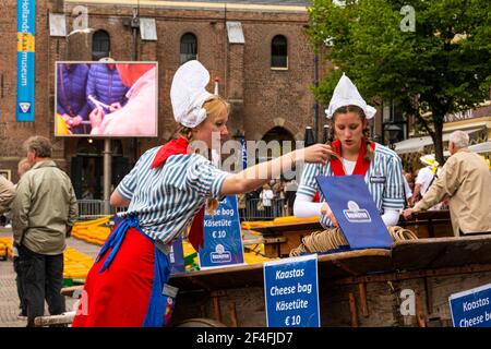 Alkmaar, Niederlande; 18. Mai 2018: Käsemarkt traditionelle Kleidung Stockfoto