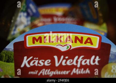 Viersen, Deutschland - März 1. 2021: Nahaufnahme der isolierten Packung milkana Aufstrich Käse Stockfoto