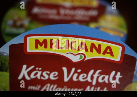 Viersen, Deutschland - März 1. 2021: Nahaufnahme der isolierten Packung milkana Aufstrich Käse Stockfoto