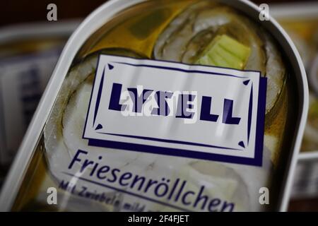 Viersen, Deutschland - März 1. 2021: Nahaufnahme von isolierten Dose lysell Fischrollen Stockfoto