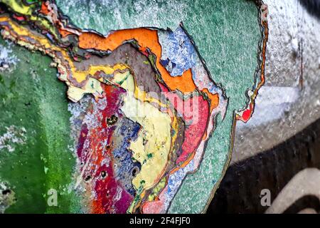 Farbenfroher, abstrakter Hintergrund, viele Schichten von Graffity-Farbe an einer Wand Stockfoto