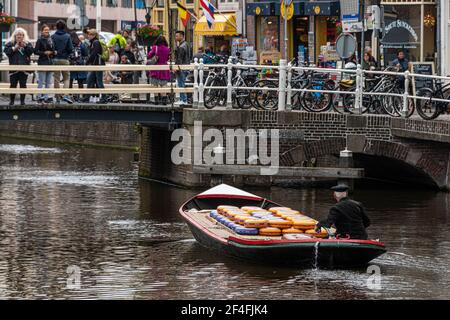 Alkmaar, Niederlande; 18. Mai 2018: Käsemarkt durch den Kanal Stockfoto