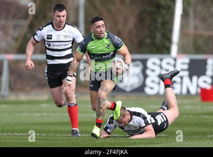 Rangi Chase (Mitte) der West Wales Raiders bricht beim Betfred Challenge Cup-Spiel im Stebonheath Park, Llanelli, aus. Bilddatum: Sonntag, 21. März 2021. Stockfoto